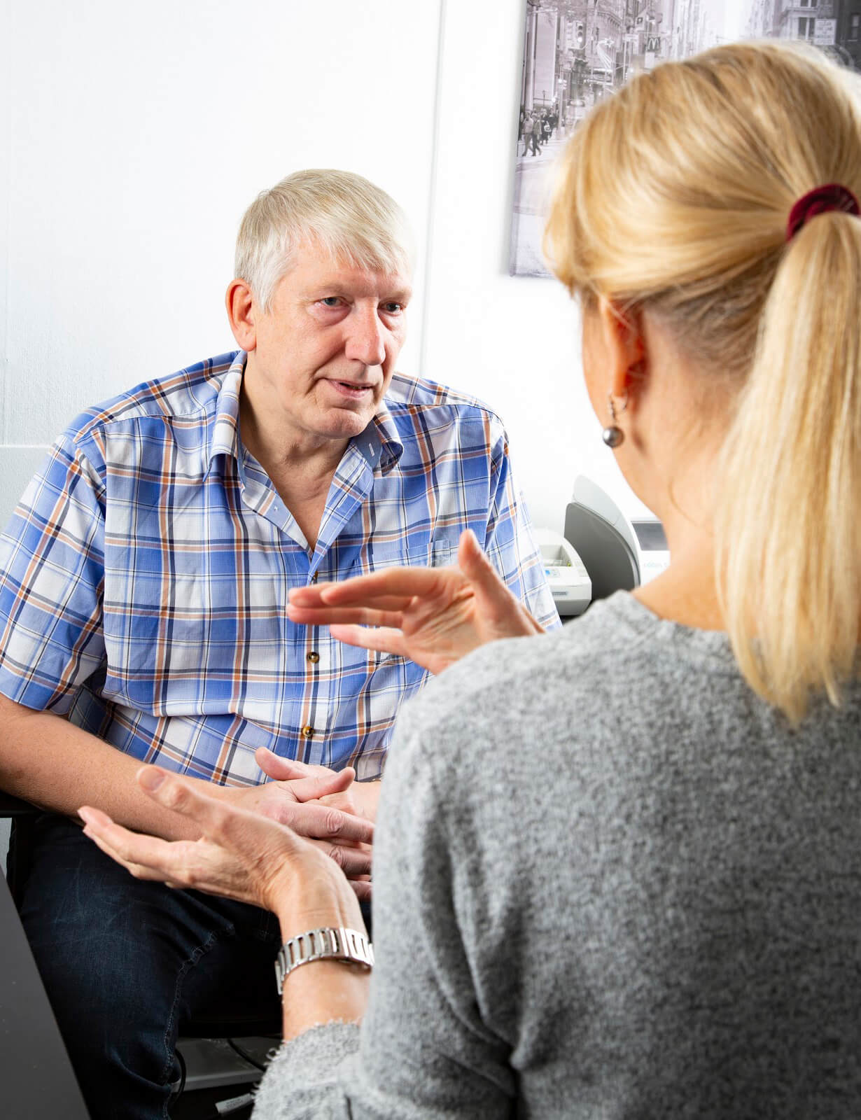 sygeplejerske og patienten Billede af en sygeplejerske og en patient, der taler under en sundhedsundersøgelse med udposning på aorta