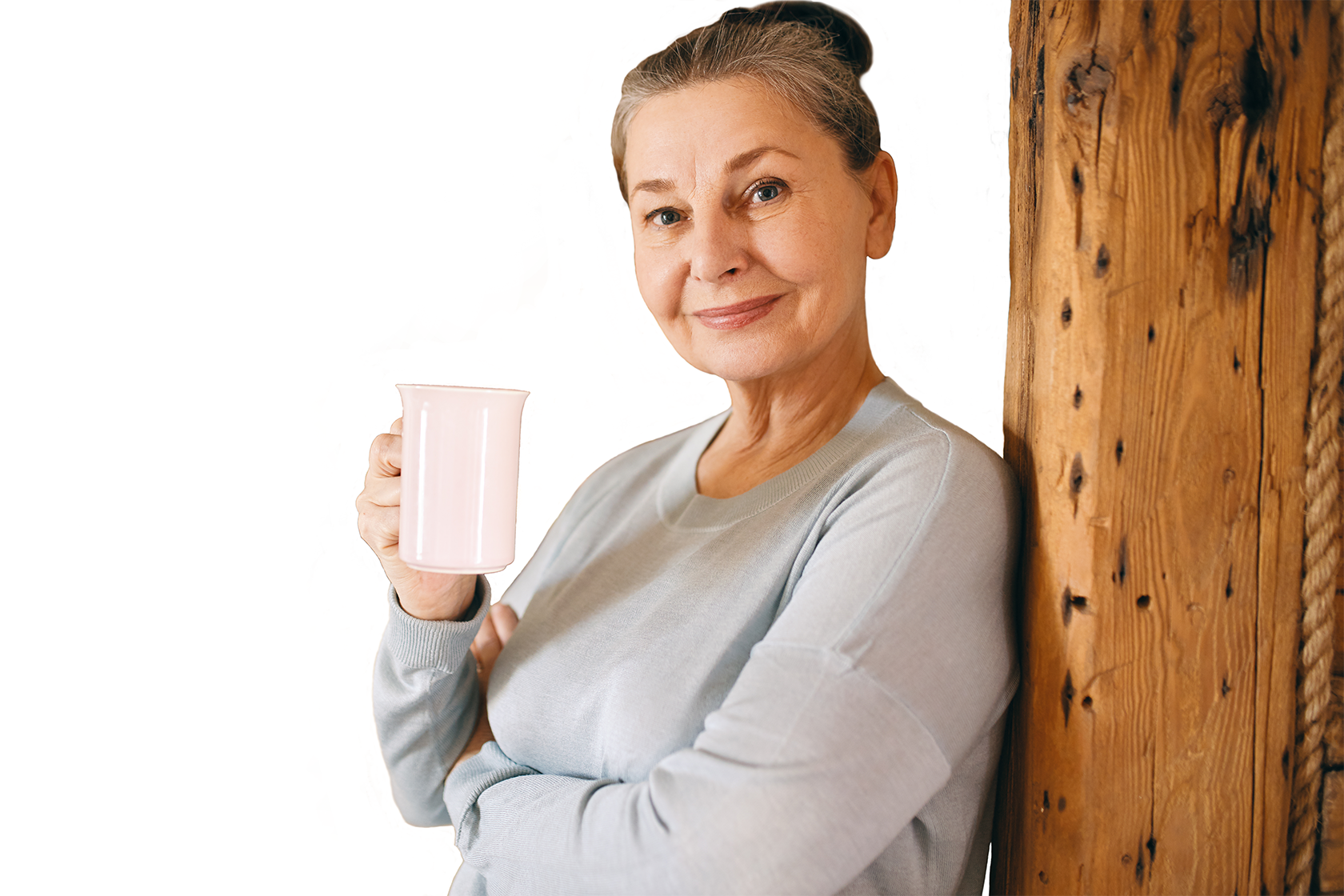 Helbredstjek 60 år: Portræt af en kvinde i hendes 60'ere, der står og holder en kop kaffe