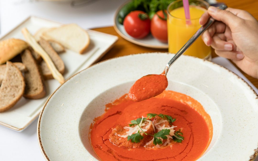 Tomatsuppe med fuldkornscroutoner og parmesan