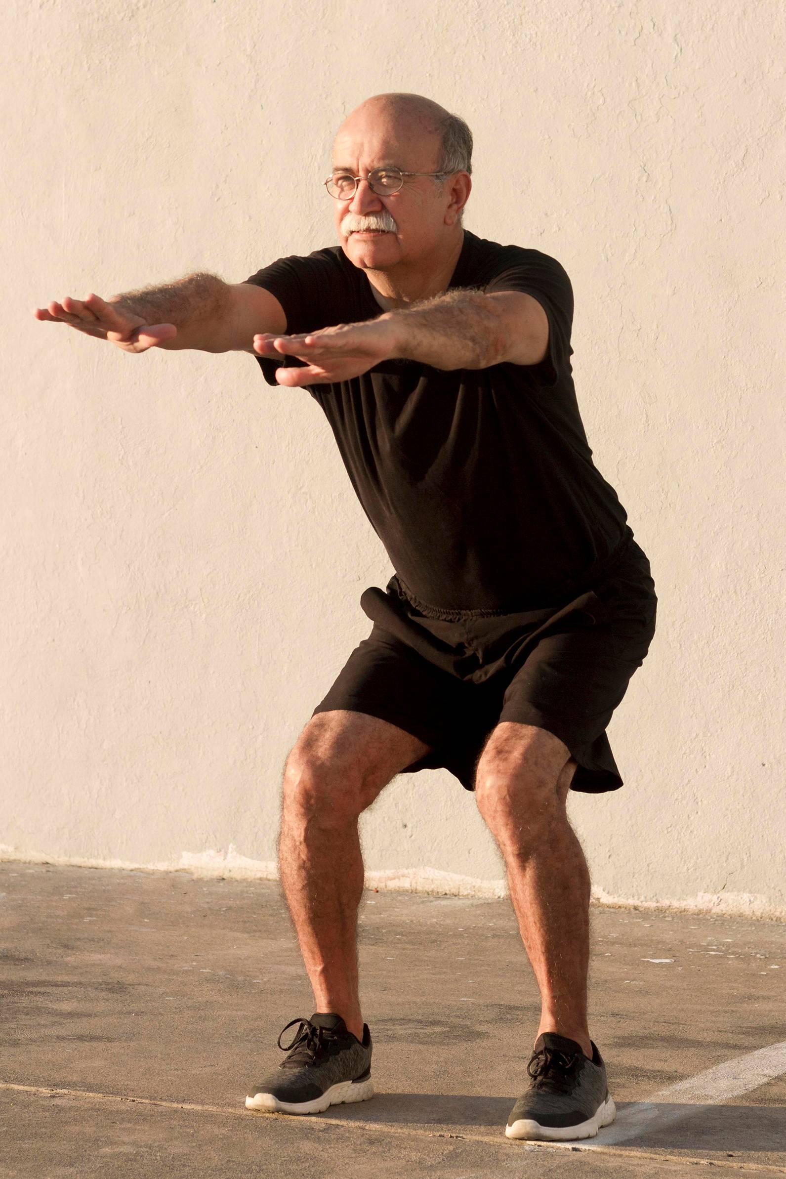 man-doing-fitness-squats-outdoors_11zon Sundhedstjek hos Cardiolab