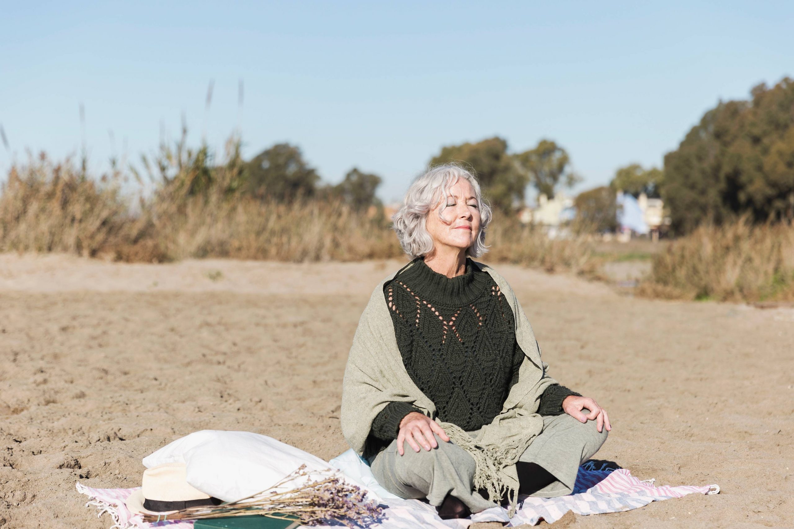 peaceful-senior-woman-meditating-outdoors_11zon Helbredstjek 60 år: Portræt af en kvinde i hendes 60'ere, der står og holder en kop kaffe